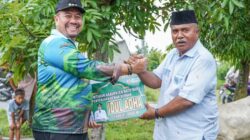 Bupati Serahkan Hewan Qurban Kepada Ketua BKM Desa Mangkai Lama