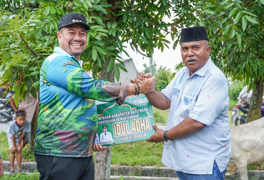 Bupati Serahkan Hewan Qurban Kepada Ketua BKM Desa Mangkai Lama
