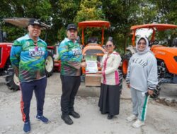 Dukung Program Asta Cita, Bupati Bagi 8 Unit Traktor Kepada Kelompok Tani