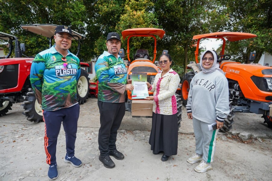 Secara Simbolis Bupati Berikan Traktor Kepada Kelompok Tani, Dukung Program Asta Cita,