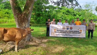 Kapolsek Labuhan Ruku AKP Cecep Suhendra Bagikan Hewan Kurban Jumat (6/6/2025)