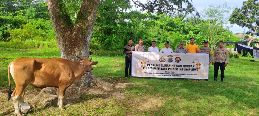 Kapolsek Labuhan Ruku AKP Cecep Suhendra Bagikan Hewan Kurban Jumat (6/6/2025)