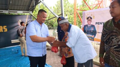 Kapolres Batubara Berikan Daging Kurban Kepada Warga Sekitar Polres Batubara, Jumat (6/6/2025)