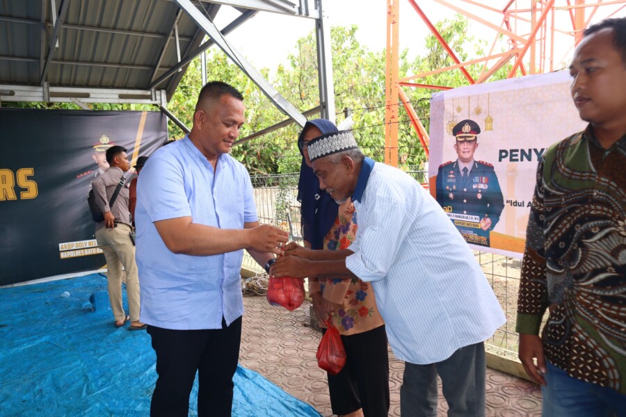 Kapolres Batubara Berikan Daging Kurban Kepada Warga Sekitar Polres Batubara, Jumat (6/6/2025)