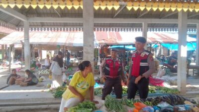 Personil Samapta Polres Batubara berikan himbauan dilokasi pembelanjaan, Sabtu (7/6/2025)
