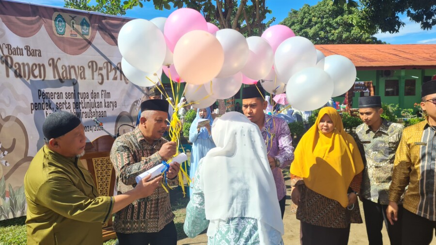 Kasi Pendis & Kepala Sekolah MAN Secara Resmi Membukan Acara Penen Karya,Rabu (11/6/2025)