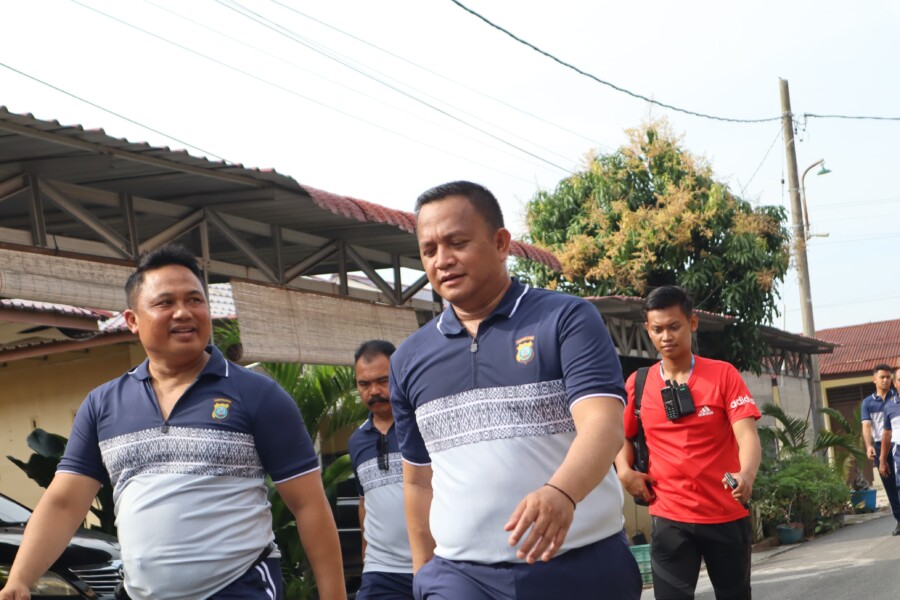 Kapolres Batubara AKBP Doly Nelson H.H Nainggolan ajak personil olahraga bersama, Rabu (11/6/2025)
