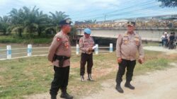 Kunjungi Gubsu di Tanggul Jebol Dalu-Dalu, Personil Polres Batubara Berikan Pengamanan