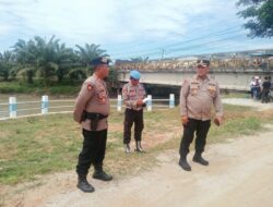 Kunjungi Gubsu di Tanggul Jebol Dalu-Dalu, Personil Polres Batubara Berikan Pengamanan