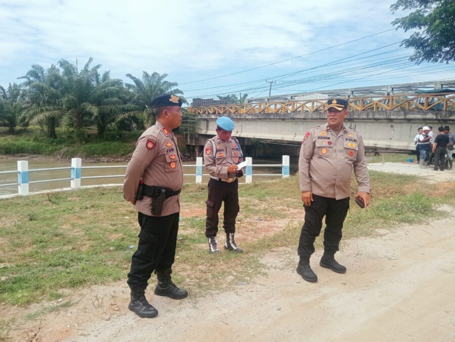 Kabaq OPS dan Kasat Samapta Polres Batubara berikan pengamanan kunjungan gubsu ke Bathbara, Rabu (11/6/2025)