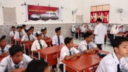 Menjelang Hut Bhayangkara Kasat Binmas Police go to School