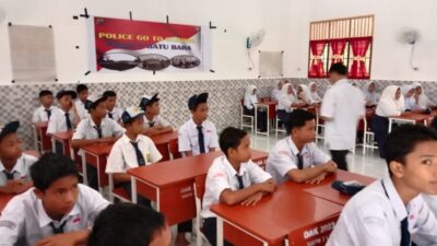 Menjelang Hut Bhayangkara Kasat Binmas Police go to School