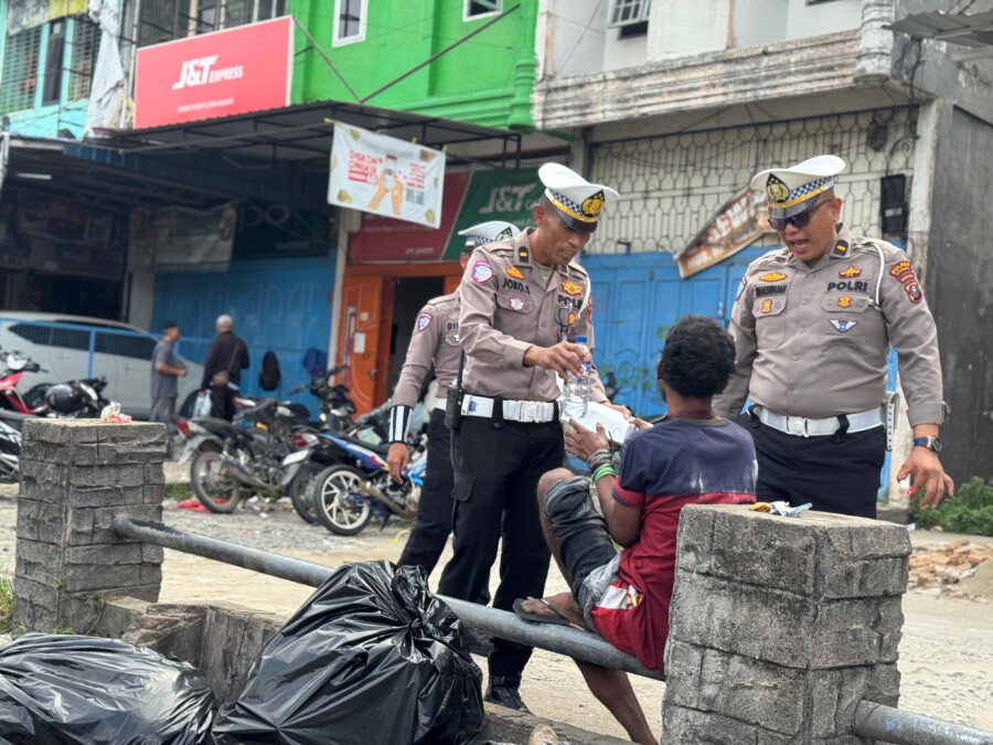 Melalui KBO Lantas Berikan Nasi Kotak Kepada ODGJ, Jumat (13/6/2025)