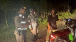Samapta Polres Batubara Bantu Warga sedang kesulitan Alami Ban Bocor, Jumat (13/6/2025)