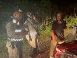 Sigap, Samapta Polres Batubara Bantu Warga yang Alami Ban Bocor