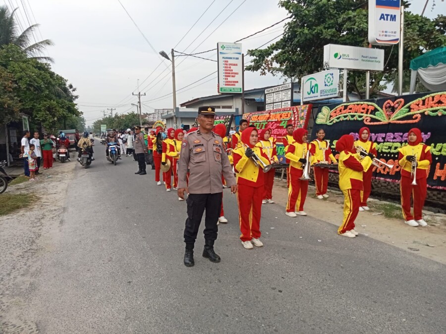 Kanit Binmas Polsek Indrapura melakukan pengamanan Hut RS Sapta Medika, Sabtu (14/6/2025)