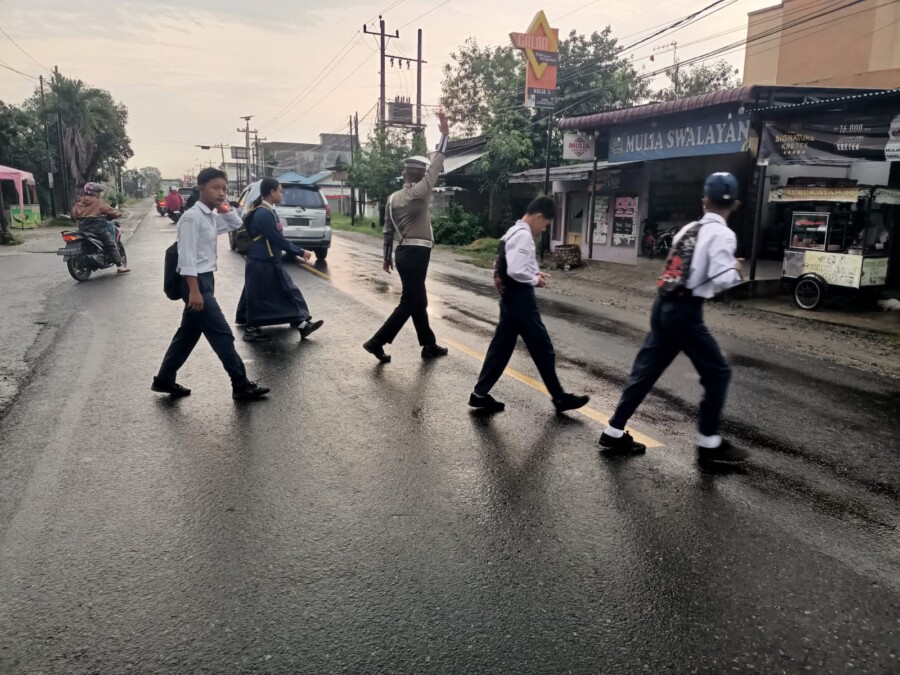 Personil Satlantas Polres Batubara Berikan Rasa Aman Kepada Pelajar, Senin (16/6/2025)