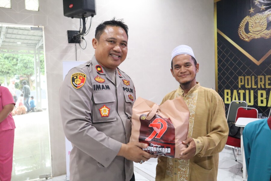 Wakapolres Kompol Imam Alriyuddin salurkan paket sembako sambut Hut Bhayangkara ke-79, Senin (16/6/2025)