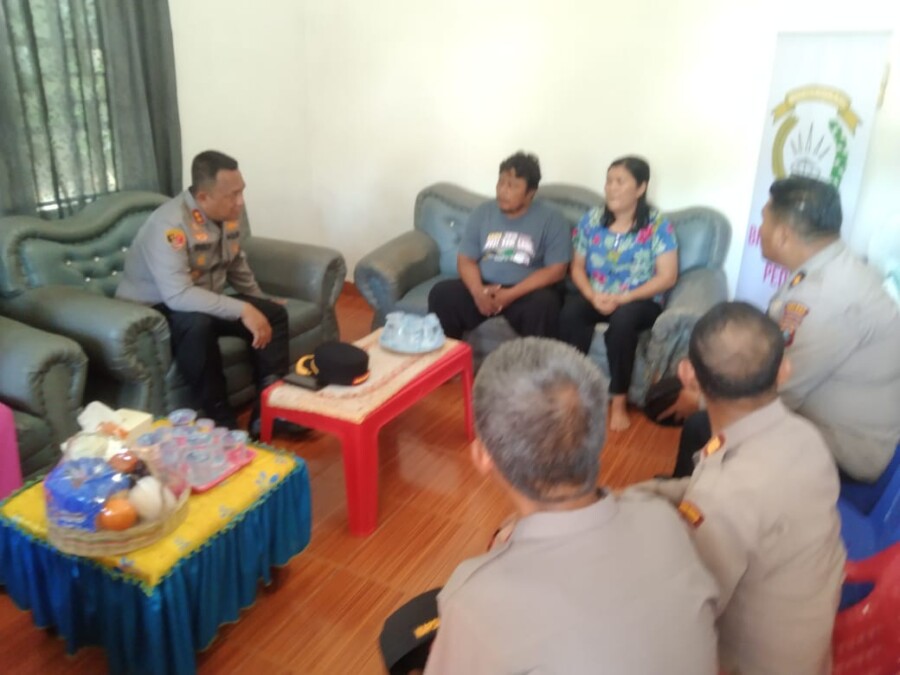 Polres Batubara Anjangsana dirumah warga yang terdampak bencana alam, Rabu (18/6/2025)