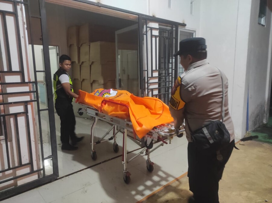 Personil Polsek Lima Puluh Melakukan Evakuasi Mayat Ke RSUD Ok Arya Zulkarnain, Jumat (20/6/2025)