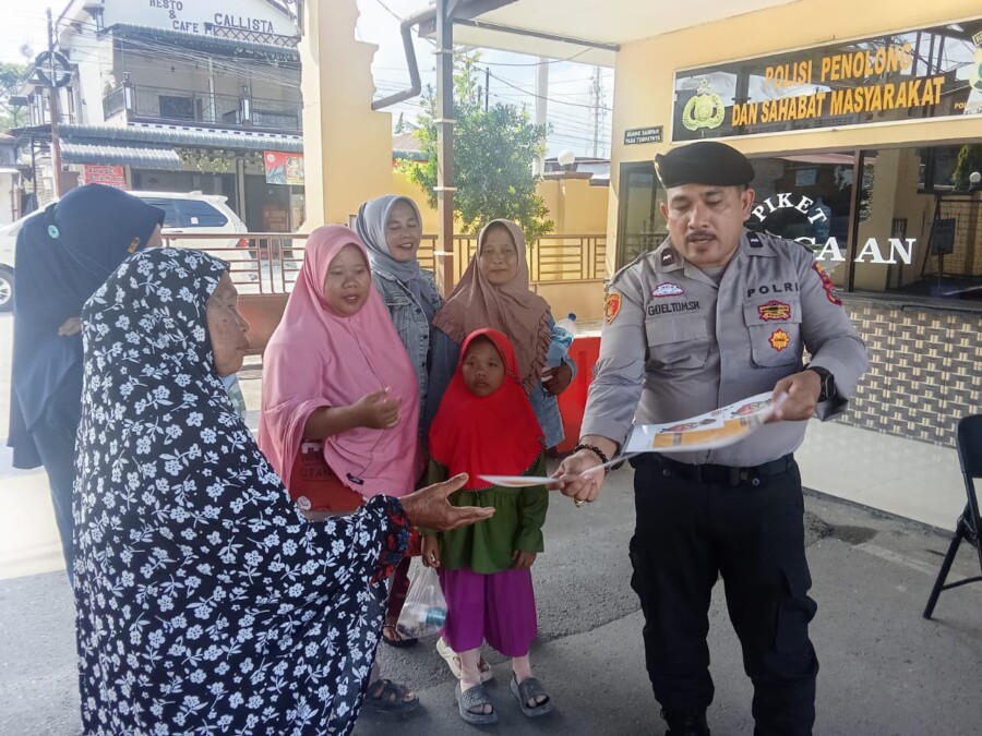 Personil Samapta Polres Batubara Sampaikan layanan Polri 110 , 24 jam masyarakat dapat mengadu,Sabtu (22/6/2025)