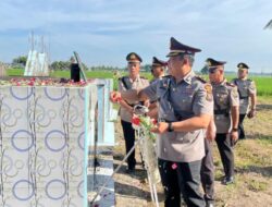Rangkaian HUT Bhayangkara ke-79 l, Waka Polres Tabur Bunga Mengenang Jasa Pahlawan,
