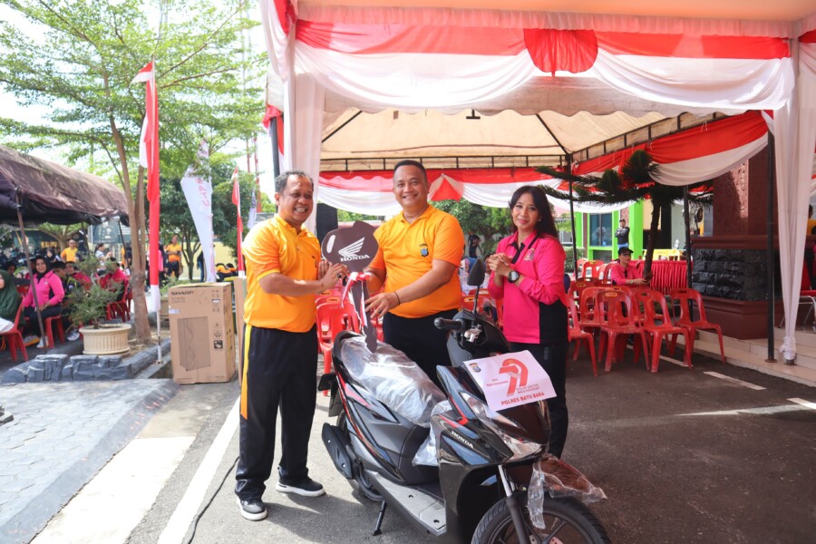 Katim Intelkam Polres Batubara mendapat doorprize, diserahkan Kapolres Batubara AKBP Doly Nelson Nainggolan, Selasa (24/6/2025)