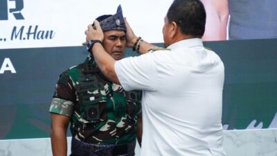Bupati terima kanker danrem dan memakaikan tengkolok, Kamis (26/6/2025)