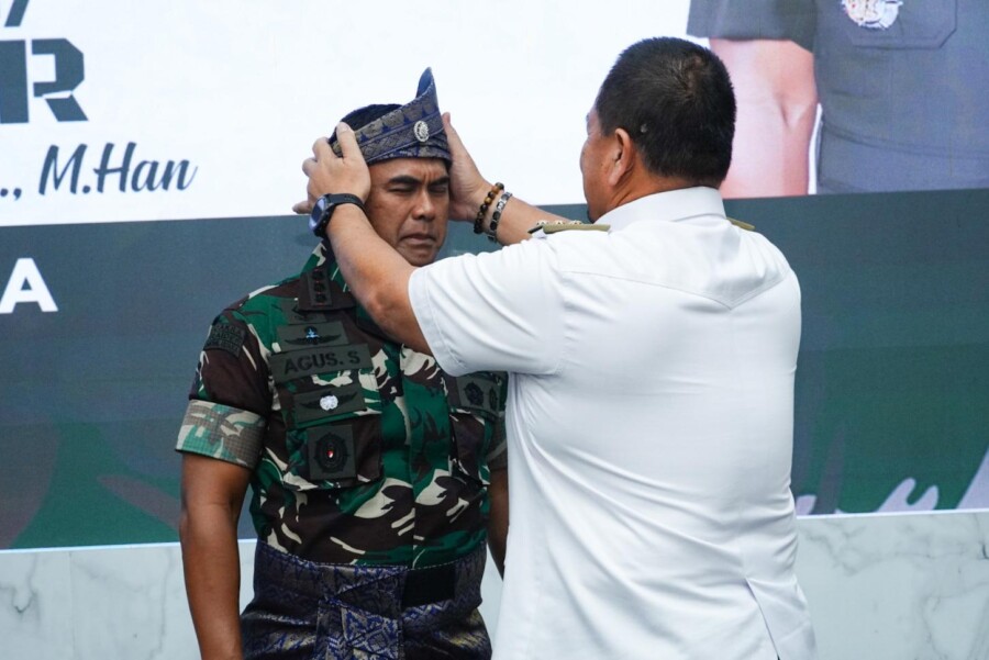 Bupati terima kanker danrem dan memakaikan tengkolok, Kamis (26/6/2025)