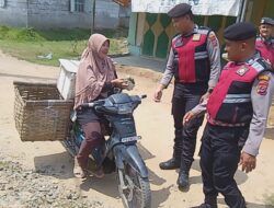 Jumat Berkah & Bahagia, Samapta Polres Batubara Berbagi Nasi Bungkus kepada Warga