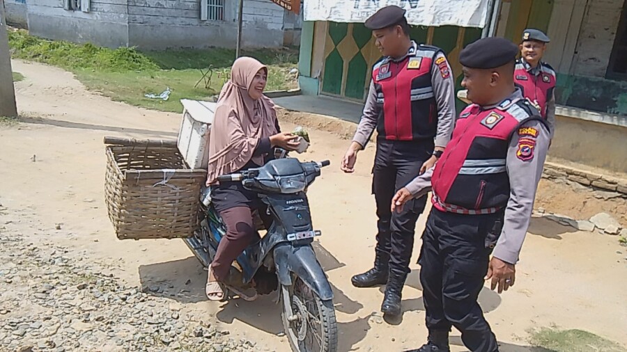 Personil Samapta Berbagi Nasi Bungkus Kepada Warga, Jumat (27/6/2025)