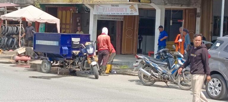 Tim Orange Perkim LH sedang Bersihkan Parit, Sabtu (28/6/2025)
