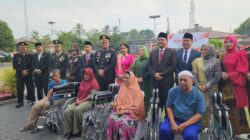 Kapolres bersama Bupati berikan Kursi roda, Selasa (1/7/2025)