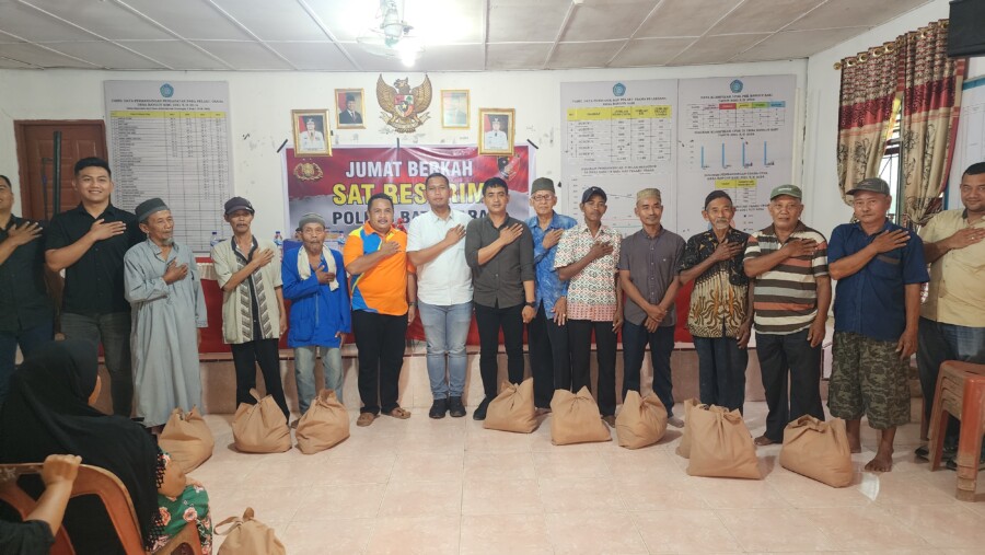 Jumat Berkah, Sat Reskrim Berikan Bantuan Kepada Warga Kurang Mampu di Desa Bagun Sari, Jumat (4/7/2025
