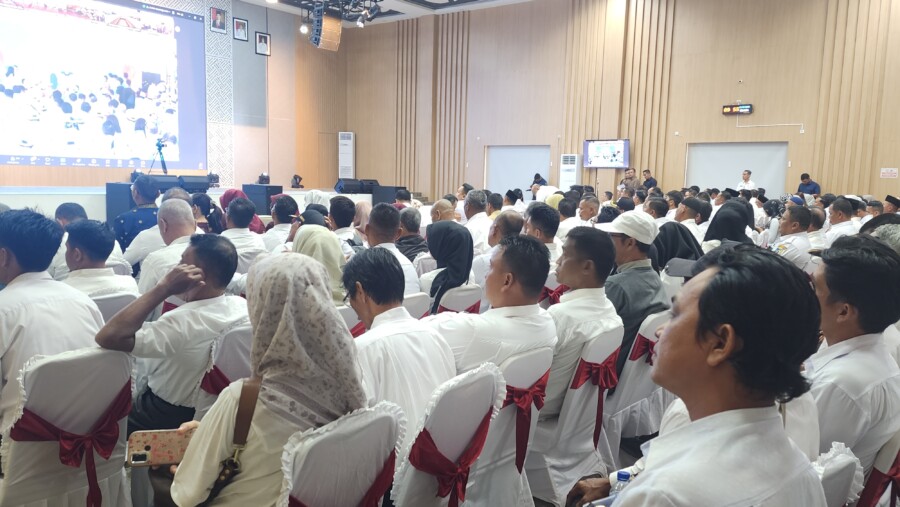 Kades, BPD dan Ketua Koperasi Merah Putih ikuti zoom meeting bersama Presiden Republik Indonesia Prabowo Subianto, Senin 21/7/2025