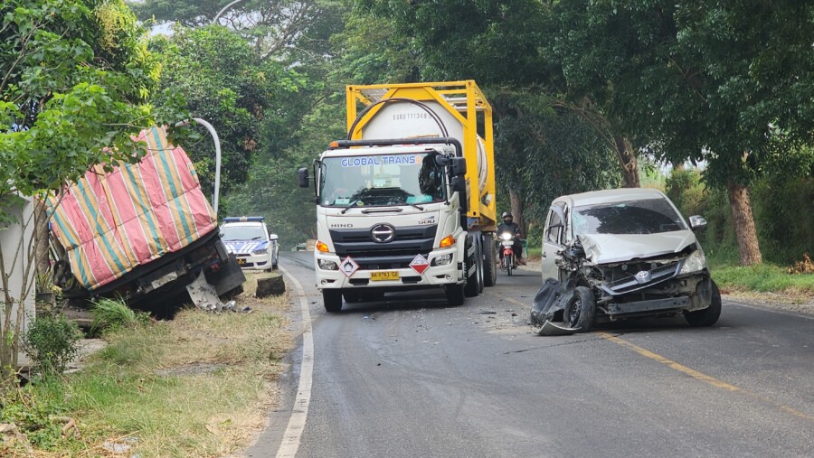Truk VS Kijang Inova , Jumat 25/7/2025