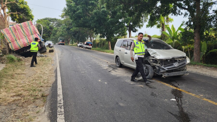Personil Satlantas Evakuasi Laka Trusk Vs Inova, Jumat 25/7/2025