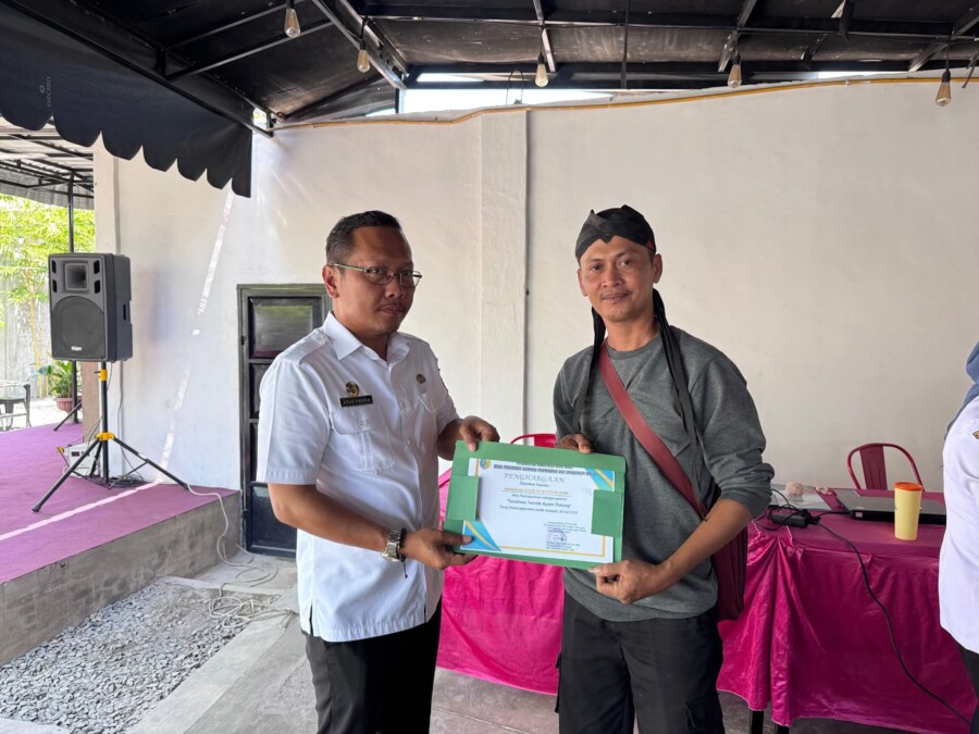 Seketari Perkim LH Berikan Sertifikat Sosialisasi Bagi Perternak Ayam Potong, Rabu 30/7/2025