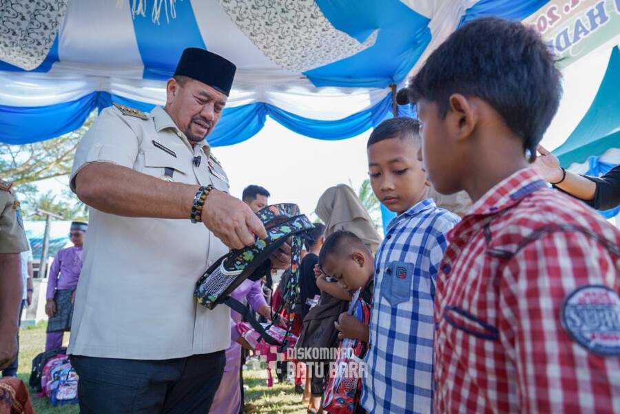 Bupati Batubara berikan peci kepada anak sekolah,Senin (30/6/2025)