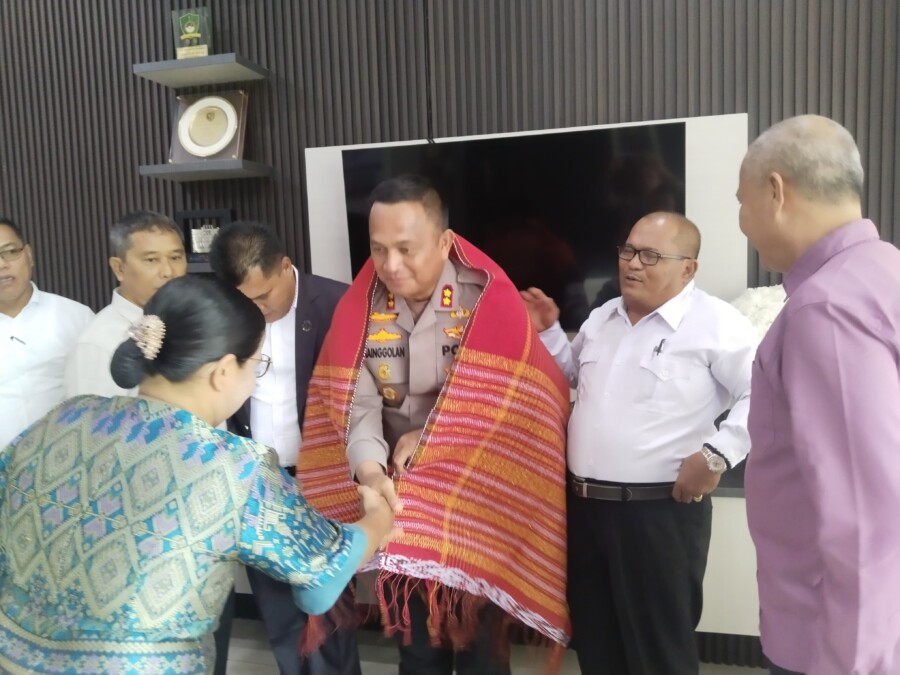 Kapolres dipakaikan ulos kepada pengurus PGID Batubara, Rabu (2/7/2025)