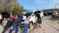 Personil berikan bantuan kepada warga pengunjung wisata,Minggu (6/7/2025)