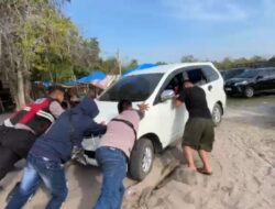 Pengunjung Lokasi Wisata, Personil Samapta Bantu Mobil Warga Sedang Kesulitan