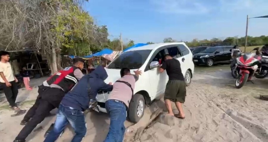 Personil berikan bantuan kepada warga pengunjung wisata,Minggu (6/7/2025)