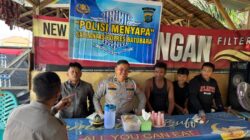 Agar Tertib Berlalu Lintas di Pintu Tol Lima Puluh, Personel Satlantas Sapa Warga