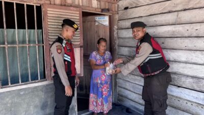 Anggota Sampata berikan bantuan kepada warga, Jumat (11/7_2025)