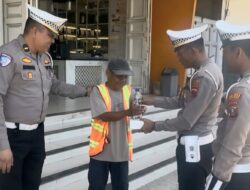 Bentuk Peduli, Personel Satlantas Berikan Makanan kepada ODGJ di Batu Bara