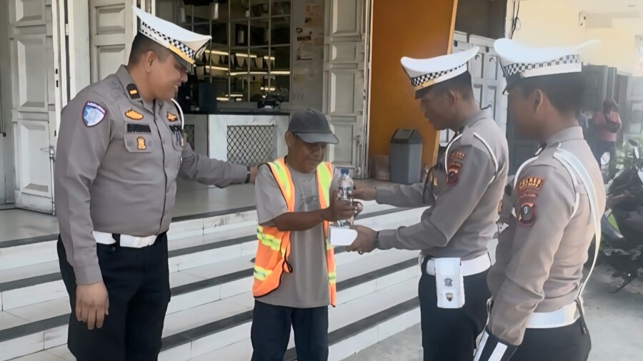 Kasatlantas AKP Agnis Juwita melalui KBO Ipda Putra Hasibuan gelar jumat berkah, Jumat (11/7/2025)