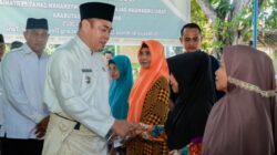 Wabup Safrizal serahkan zakat mal kepada kelompok tani, Jumat 11/5/2025