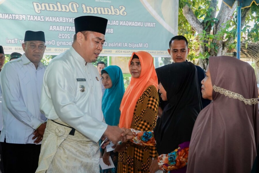 Wabup Safrizal serahkan zakat mal kepada kelompok tani, Jumat 11/5/2025