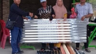 Kabid Pembangunan Perkim LH serahkan bantuan berupa seng, Senin 14/7/2025